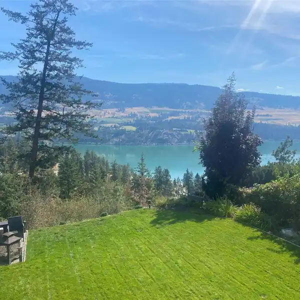 BEAUTIFULLY DESIGNED RESIDENCE IN THE SOUGHT-AFTER LAKES COMMUNITY
