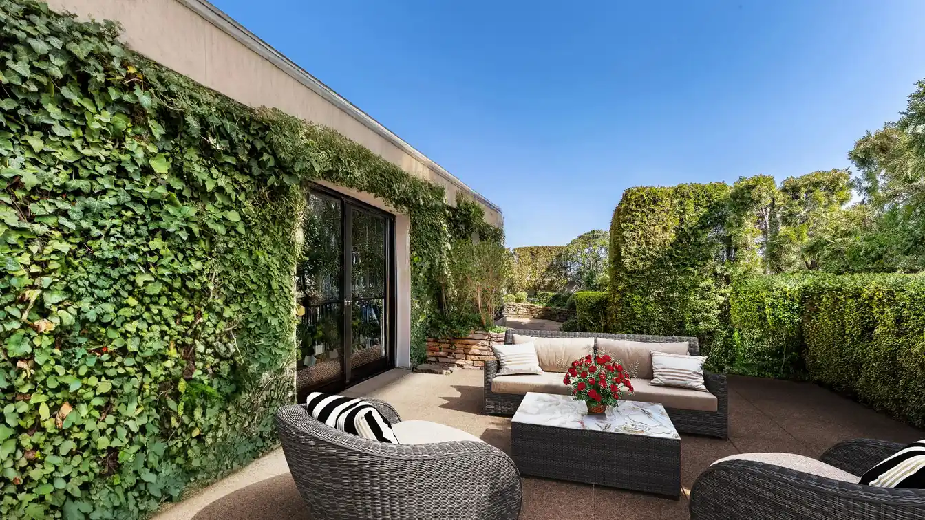 Penthouse Flat in the Sought-after Florissant District