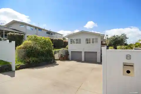 Coastal Charm in the Gateway of Centennial Park