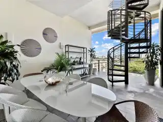 Unique Penthouse in Exclusive Glencoe