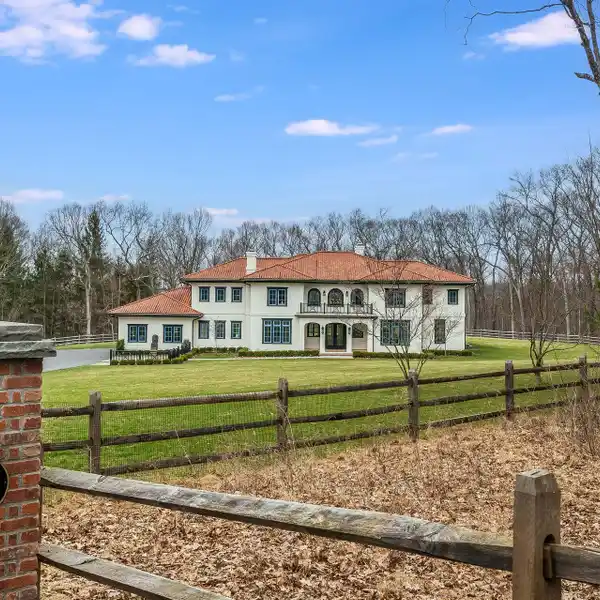 EXTRAORDINARY CUSTOM-BUILT RETREAT