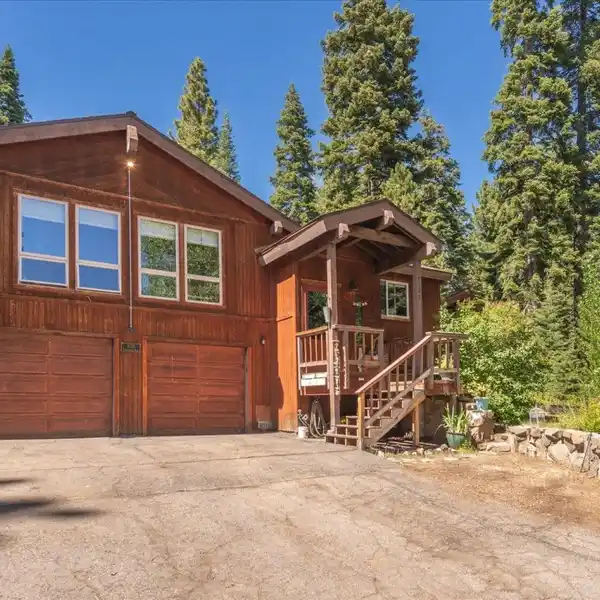 THOUGHTFULLY DESIGNED LUXURY MOUNTAIN HOME