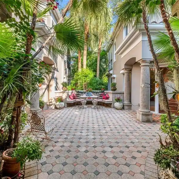 UPGRADED FIRST FLOOR UNIT IN POINTE AT PELICAN BAY