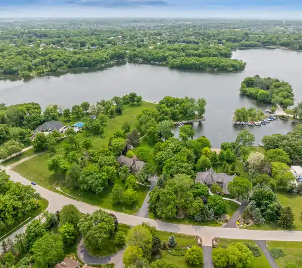INCOMPARABLE LAKEFRONT PARADISE