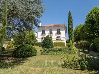 Elegant Early 20th-Century Home with Grand Interiors