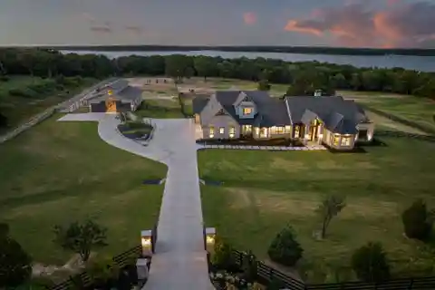 Understated Elegance on 8.4 Pastoral Acres