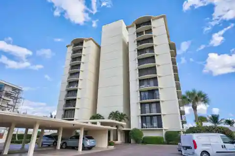 Bright and Luxurious Oceanfront Corner Condo