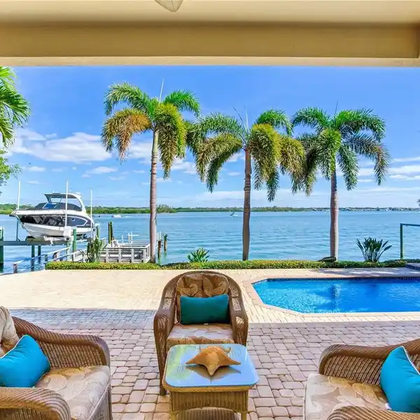 LUXURY WATERFRONT OASIS