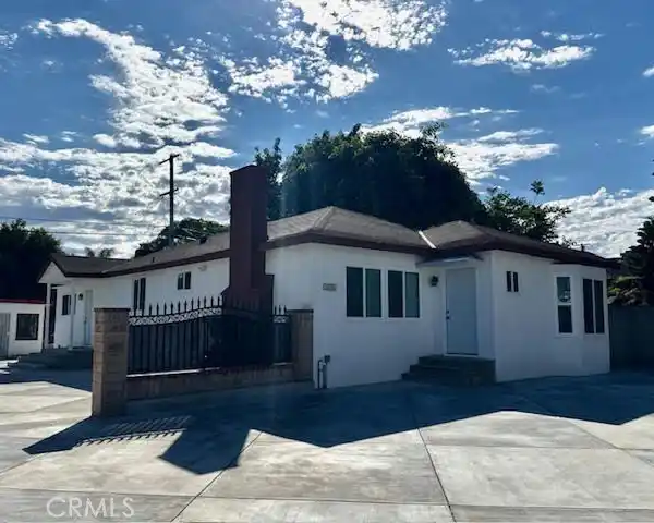 MODERN RESIDENCE WITH HEALTHCARE FACILITY POTENTIAL