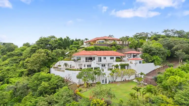 Casa Feliz in Pacific Heights: Minutes to the Beach with Spectacular Ocean and Valley Views