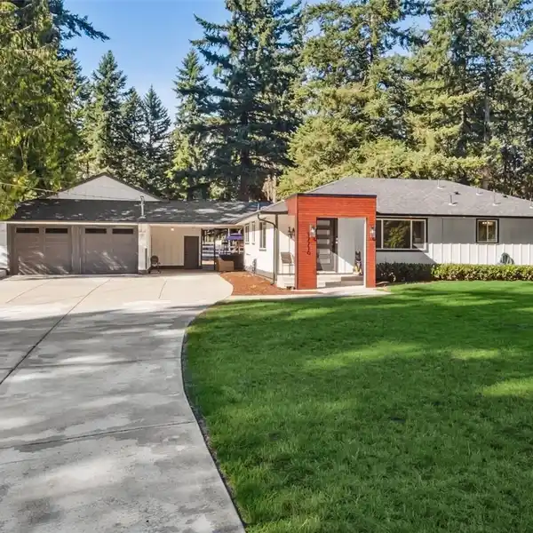 EQUESTRIAN-FRIENDLY ESTATE ON 2+ PRIVATE ACRES