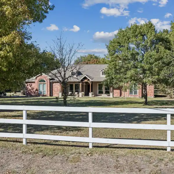 EXPANSIVE ESTATE LIVING WITH EQUESTRIAN CHARM