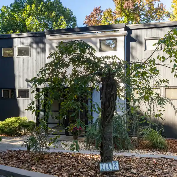 CONTEMPORARY RIVERDALE ESTATE WITH DRAMATIC ARCHITECTURAL DESIGN