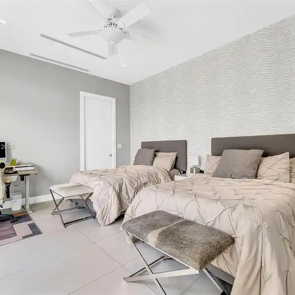 DESIGNER-FINISHED LUXURY RESIDENCE IN EXCLUSIVE MANSIONS AT DORAL