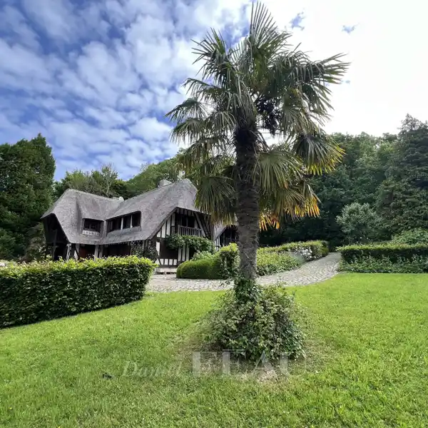THATCHED COTTAGE IN A LUSH SETTING