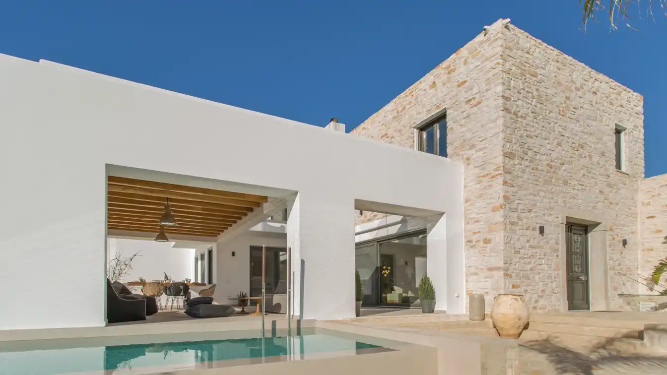 Luxury Villa for Rent in Piso Livadi