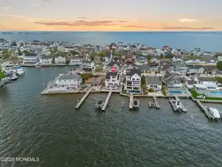 Spectacular Green Island Bayfront Retreat