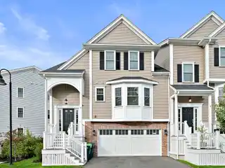 Elegant Townhome with Gourmet Kitchen and Spacious Design