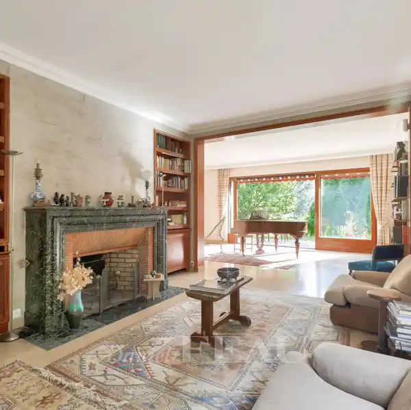 ARCHITECT-DESIGNED PROPERTY ON A BEAUTIFUL STREET