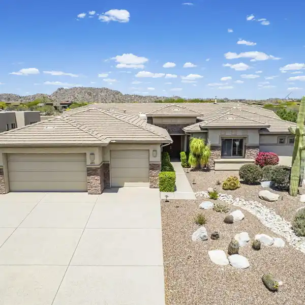 SOARING CEILINGS AND SEAMLESS INDOOR-OUTDOOR LIVING