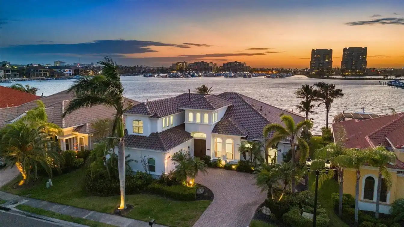 Beautifully Modernized Residence in Riviera Dunes