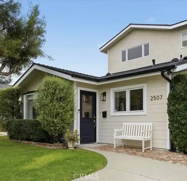STYLISH COASTAL HOME WITH SPA-LIKE PRIMARY SUITE