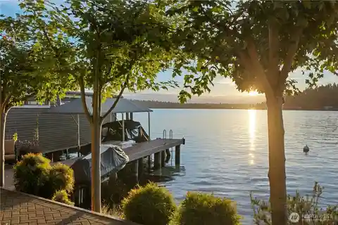 West-facing Lake Washington Retreat