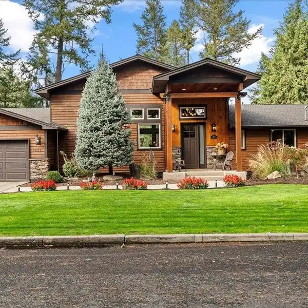 STUNNING CRAFTSMAN HOME ADJACENT TO THE KALISPEL GOLF CLUB