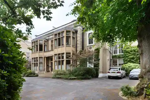 Exceptional Five Bedroom Apartment