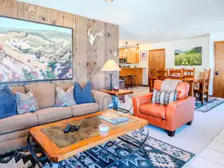 Beautifully Updated Top-floor Condo