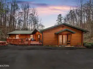 Private One-Level Cabin Near Downtown