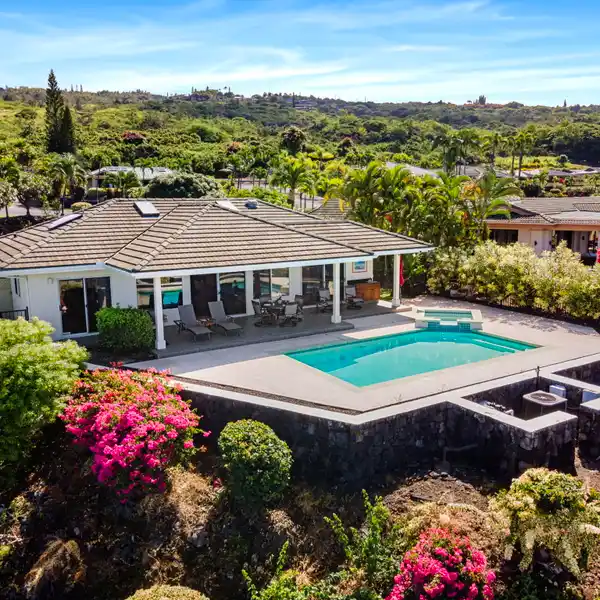 ELEGANT SINGLE-LEVEL LUXURY HOME IN BAYVIEW ESTATES