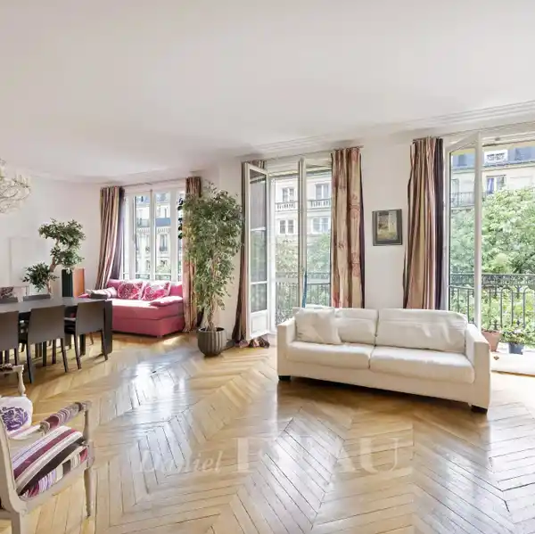 VOLUMINOUS APARTMENT IN A RENOVATED BUILDING