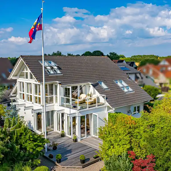 SOPHISTICATED LIVING WITH MAGNIFICENT VIEWS