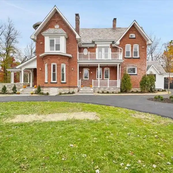 PRISTINE NEW HOME BEHIND A TIMELESS VICTORIAN FACADE
