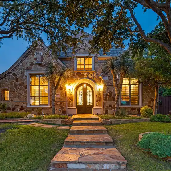 STUNNING ESTATE ON OVER HALF AN ACRE