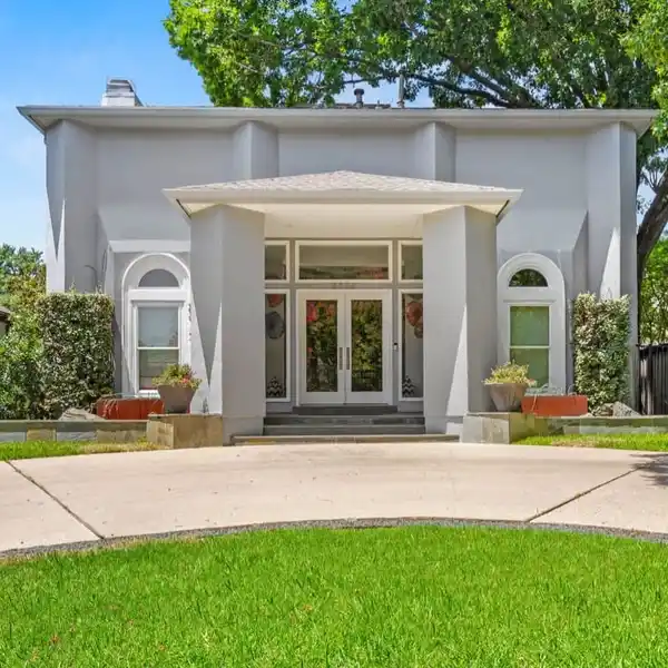 UPSCALE URBAN RETREAT WITH DESIGNER FEATURES