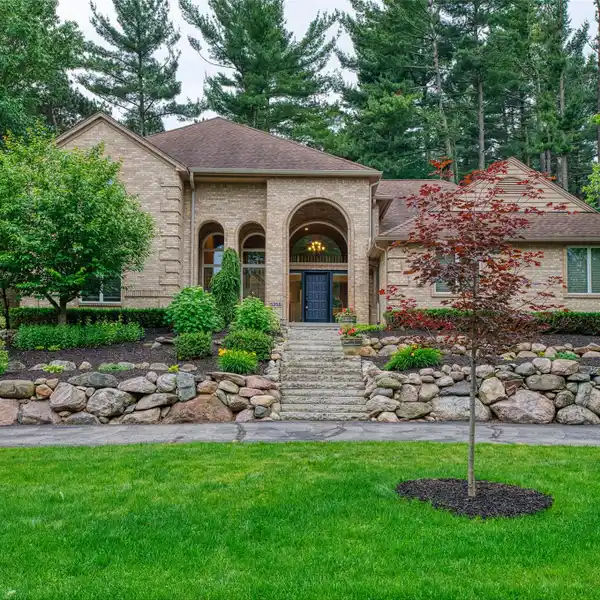 STUNNING PINE CREEK HOME WITH UNIQUE AMENITIES