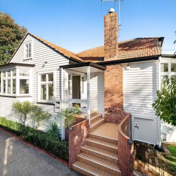 BEAUTIFULLY MODERNIZED RETREAT