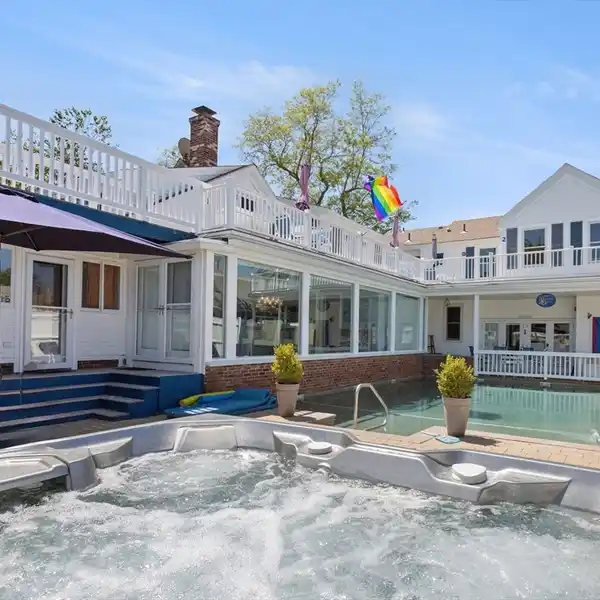 CHARMING WEST END CONDO NEAR BEACHES
