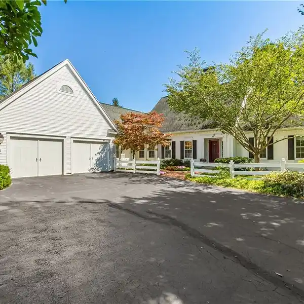 NEWER ARCHITECT-DESIGNED NEW ENGLAND STYLE CAPE COD