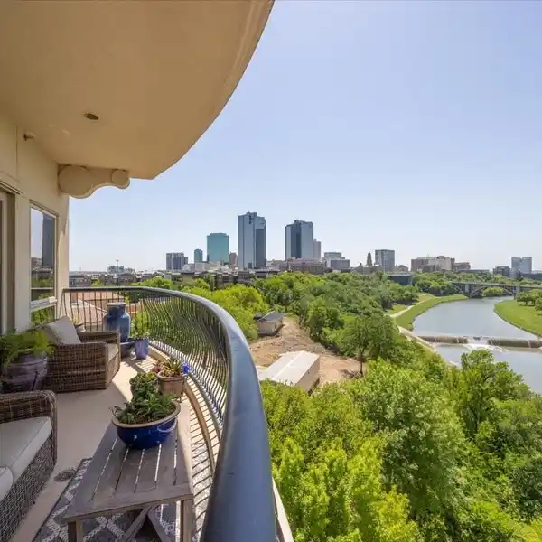 RARE LUXURY HOME IN VILLA DE LEON