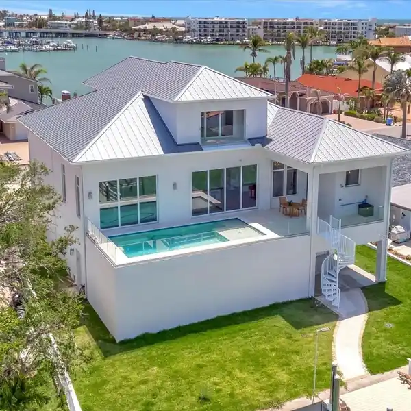 EXTRAORDINARY COASTAL RETREAT