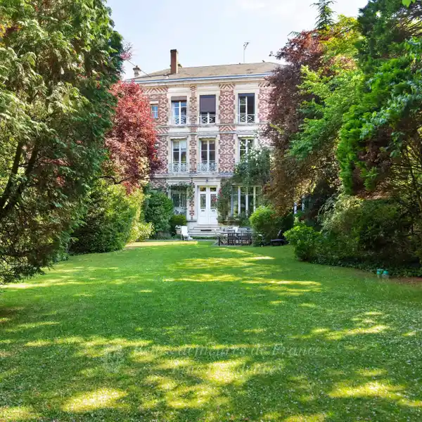 NEO-CLASSICAL PRIVATE MANSION