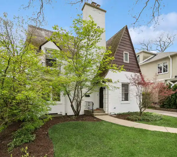 CHARMING GLENCOE HOME WITH DESIGNER KITCHEN