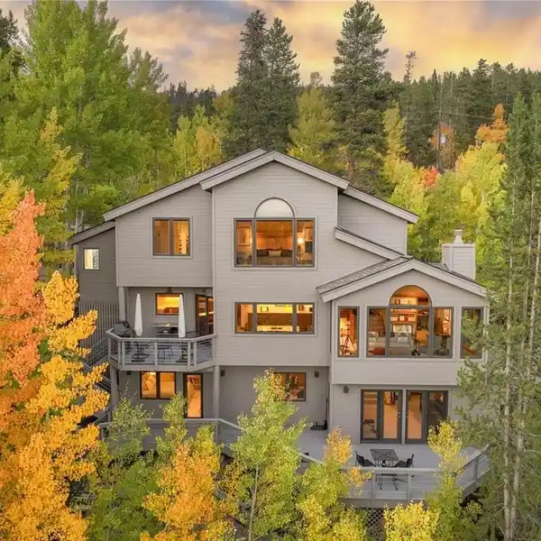 OUTDOOR ENTERTAINER’S DREAM | BBQ DECK & SUNLIT FAMILY SPACES