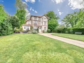 Spacious Family Home by Saint-Cloud Park