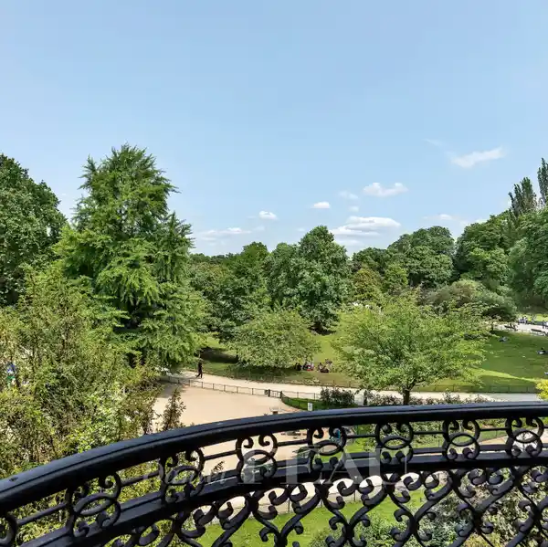 GRAND 19TH-CENTURY APARTMENT OVERLOOKING PARC MONCEAU
