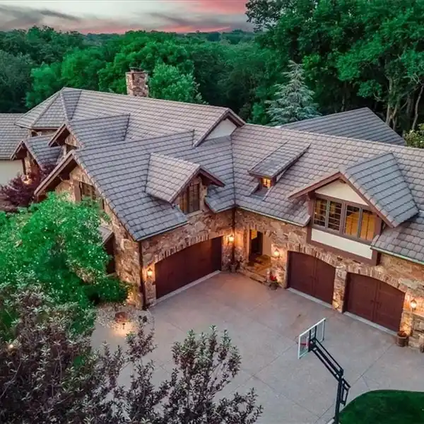 STUNNING CUSTOM HOME IN HIGHLANDS CREEK