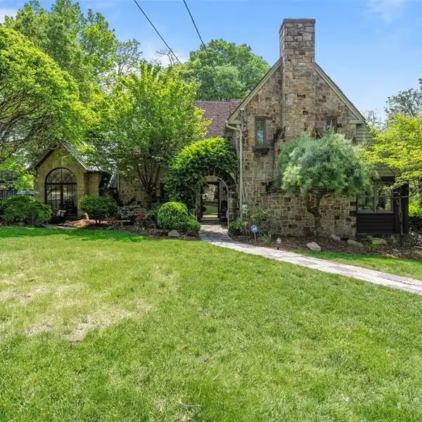 STORYBOOK CHARM IN A VIBRANT SETTING